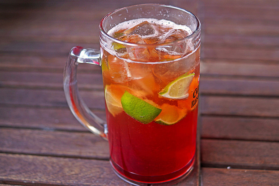 Biercocktail mit Ginger Ale und Grenadine