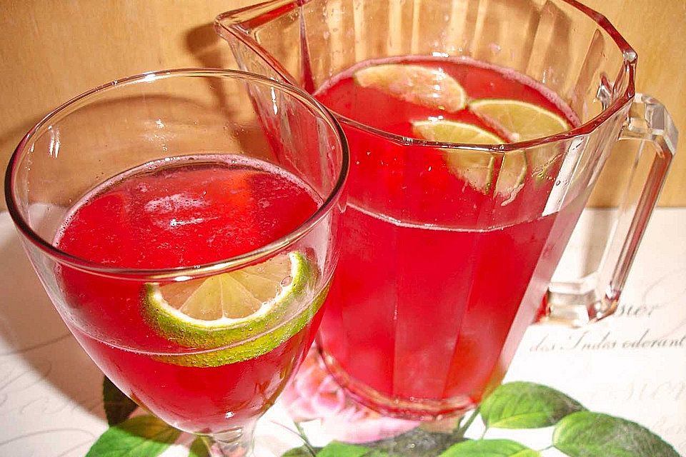 Biercocktail mit Ginger Ale und Grenadine