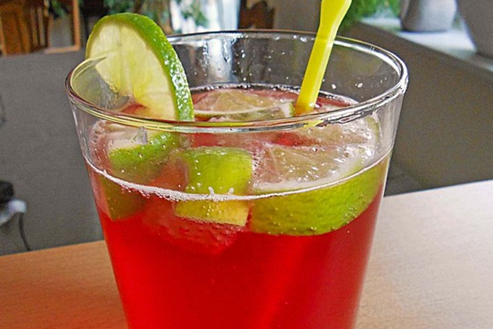 Biercocktail mit Ginger Ale und Grenadine