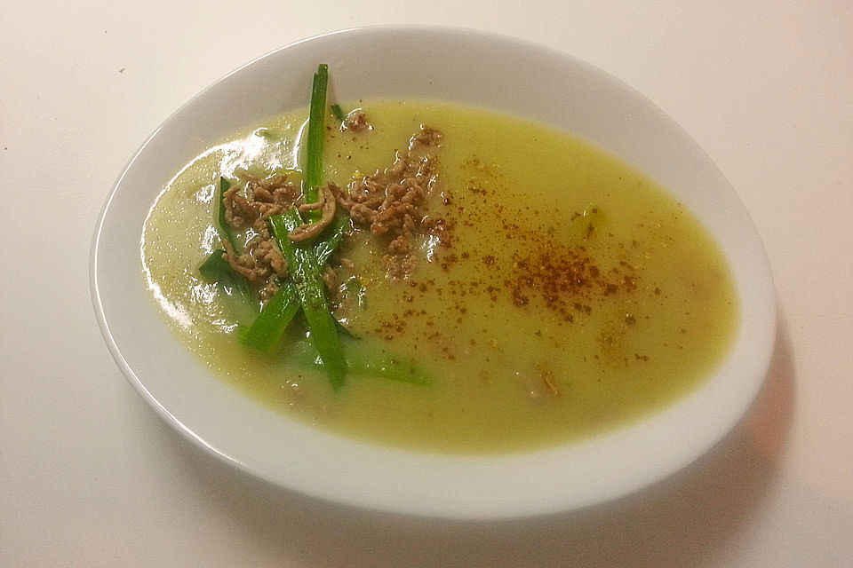 Erdäpfel-Lauchsuppe mit Faschiertem