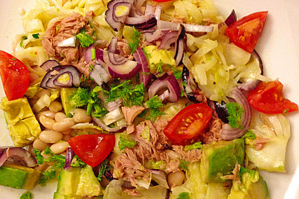 Fenchelsalat mit weißen Bohnen, Thunfisch, Avocado und Orangen