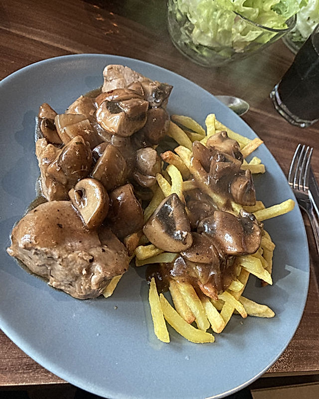 Schweinefilet in Portweinsauce mit Schalotten und Champignons