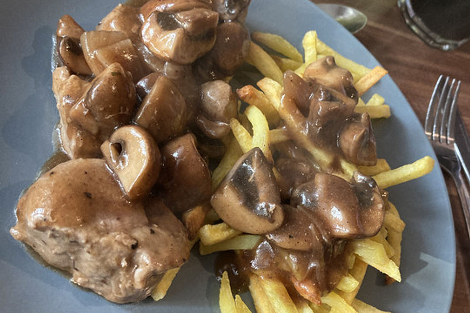 Schweinefilet in Portweinsauce mit Schalotten und Champignons