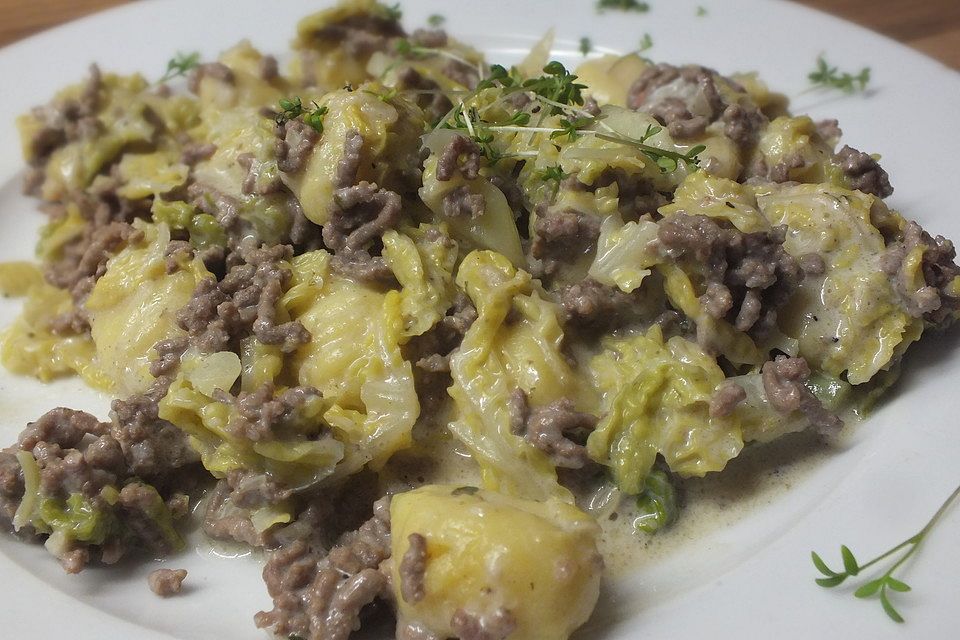 Wirsing-Hack-Pfanne mit Käse und Gnocchi