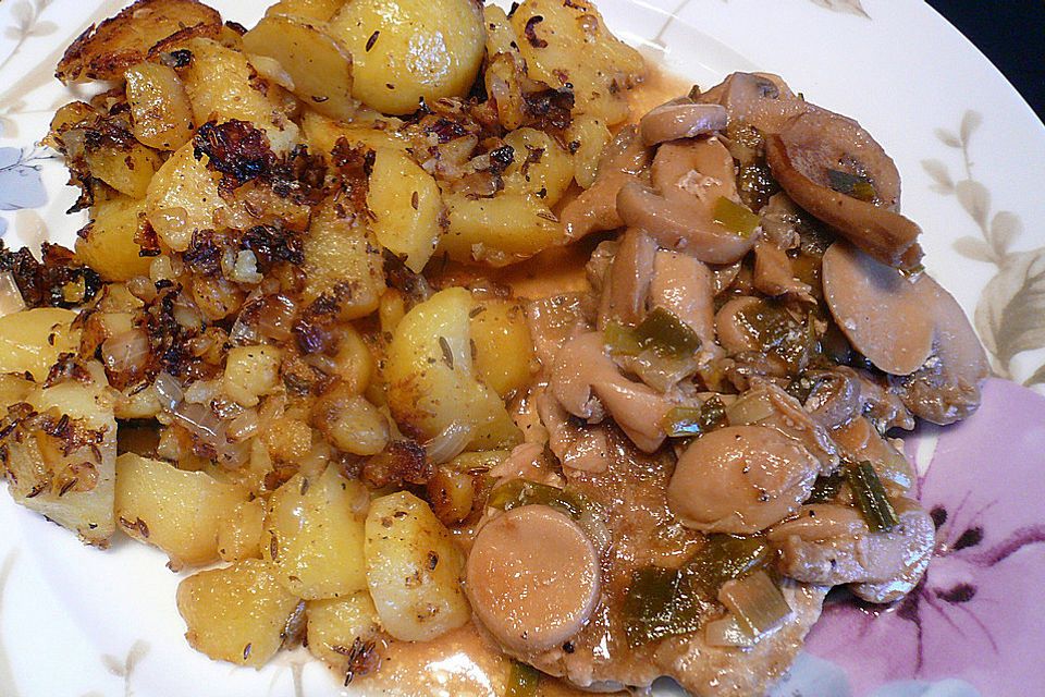 Jägerschnitzel mit Bratkartoffeln