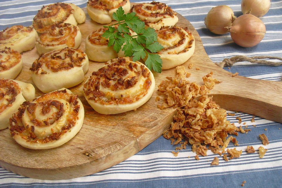 Zwiebel-Schnecken aus Pizzateig