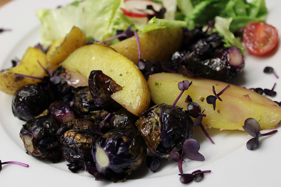 Rosenkohl und Kartoffeln aus dem Backofen