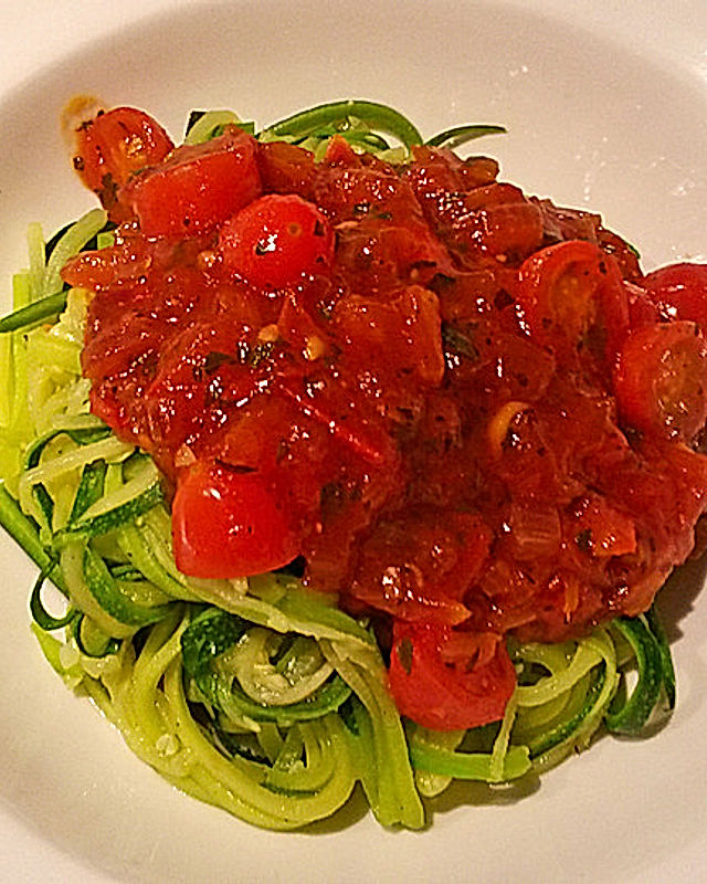 Zucchinipasta mit Tomatensugo