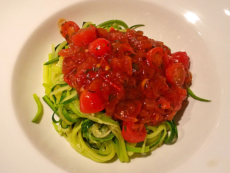 Zucchinipasta mit Tomatensugo von sonjanis| Chefkoch