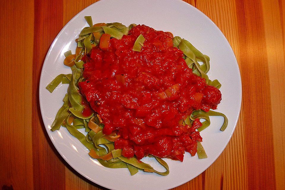 Nudeln auf Tomaten-Paprika-Ragout