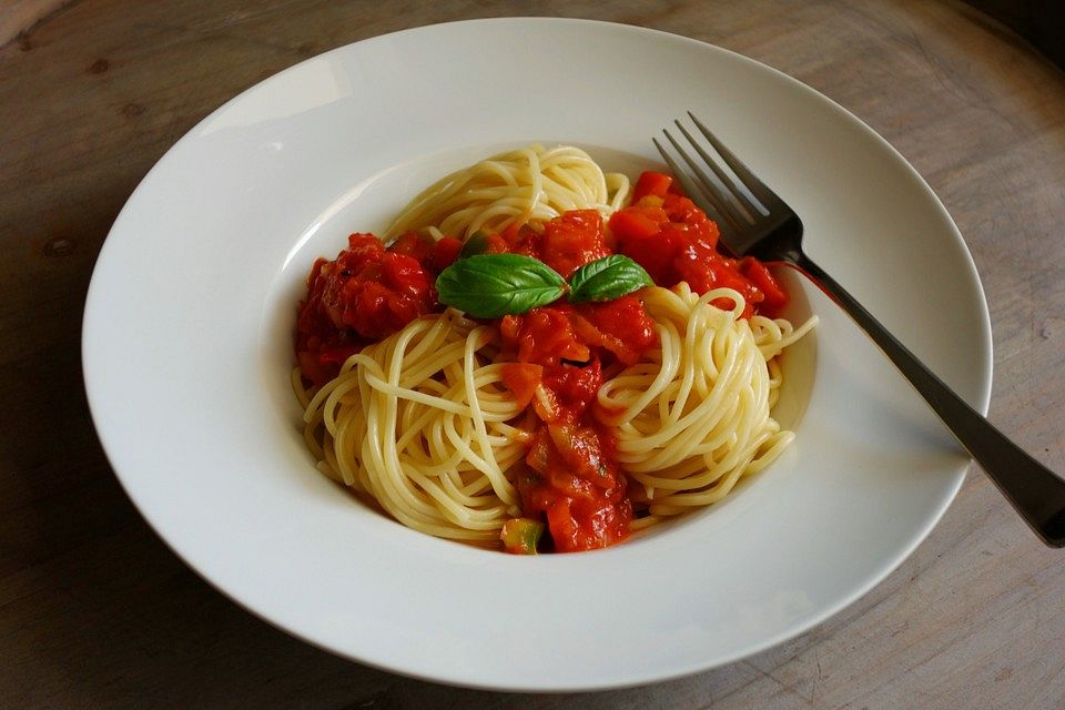 Nudeln auf Tomaten-Paprika-Ragout