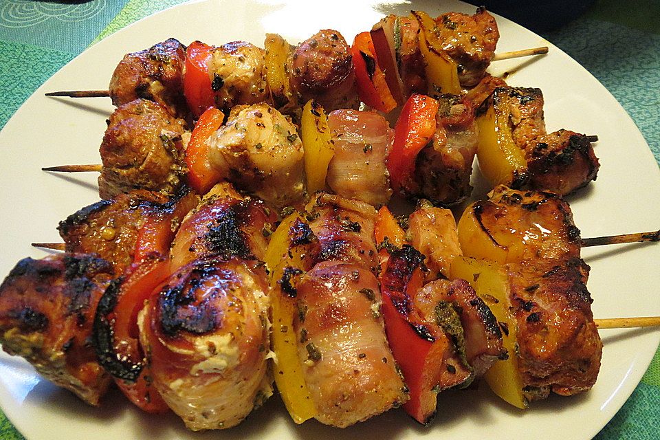 Gemischte Grillspieße in Biermarinade