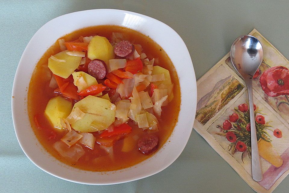 Weißkohltopf mit Knackern, Kartoffeln, Tomaten und Paprika