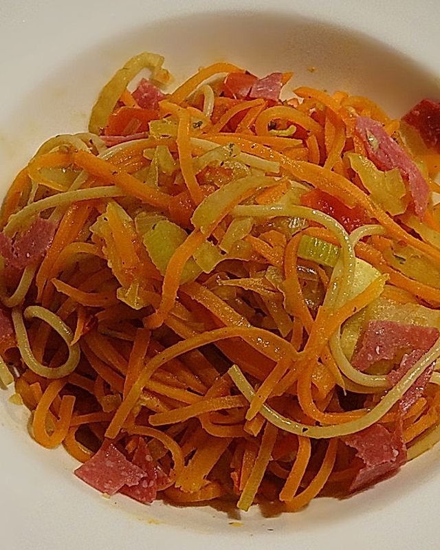 Fenchel-Möhren-Pasta mit Tomaten und Salamistreifen