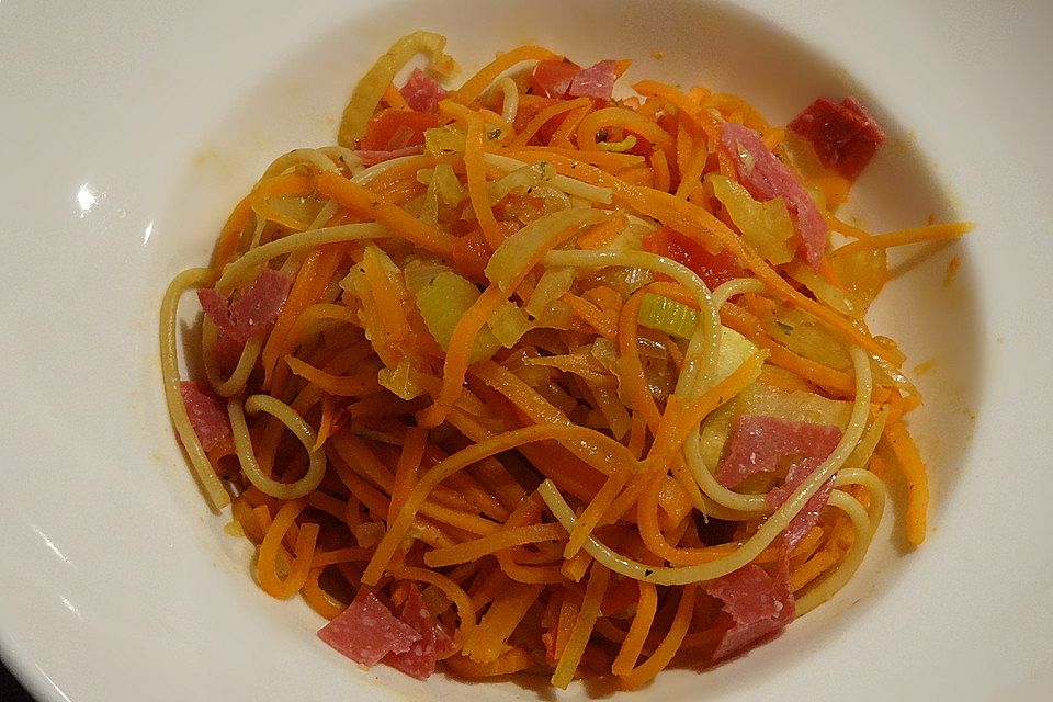 Fenchel-Möhren-Pasta mit Tomaten und Salamistreifen