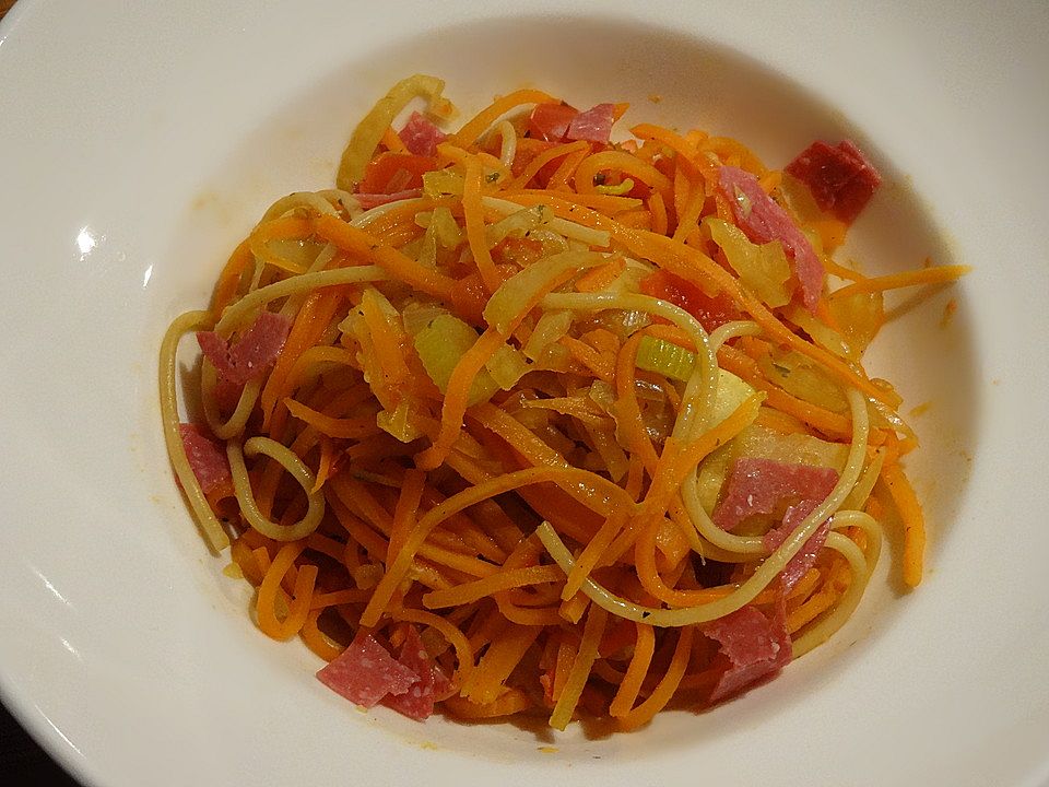 Fenchel-Möhren-Pasta mit Tomaten und Salamistreifen von sonjanis| Chefkoch