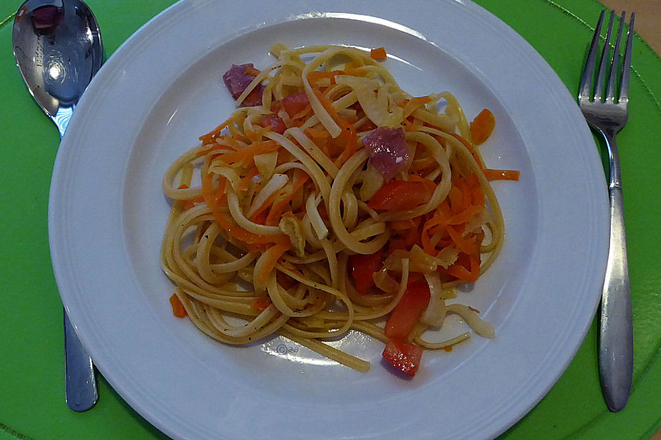 Fenchel-Möhren-Pasta mit Tomaten und Salamistreifen