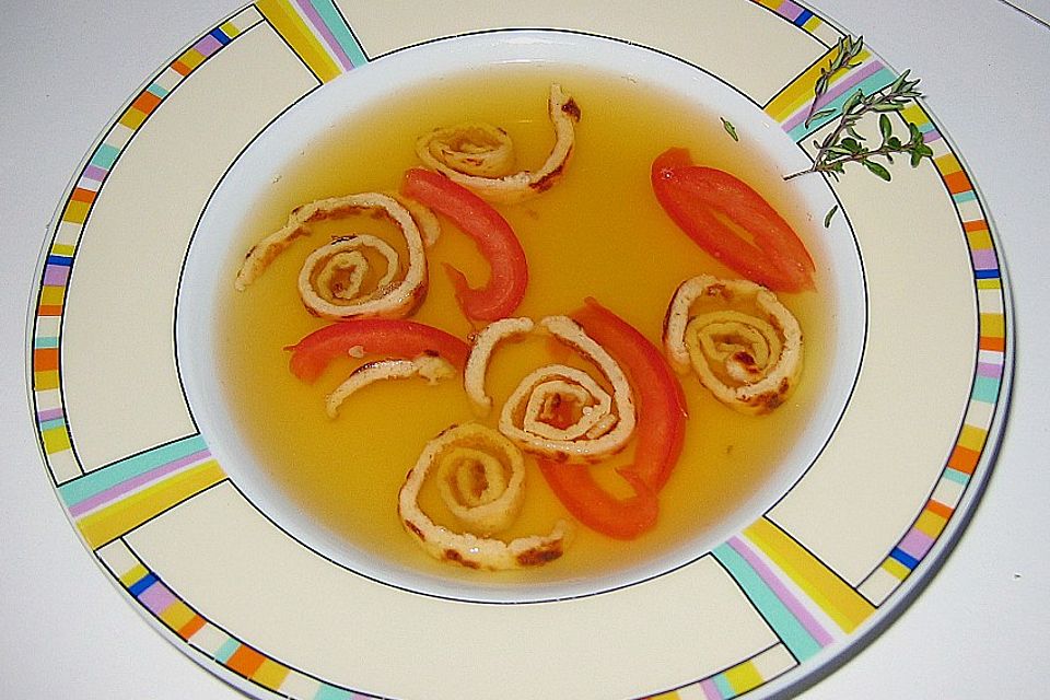 Klare Tomatensuppe mit Flädle