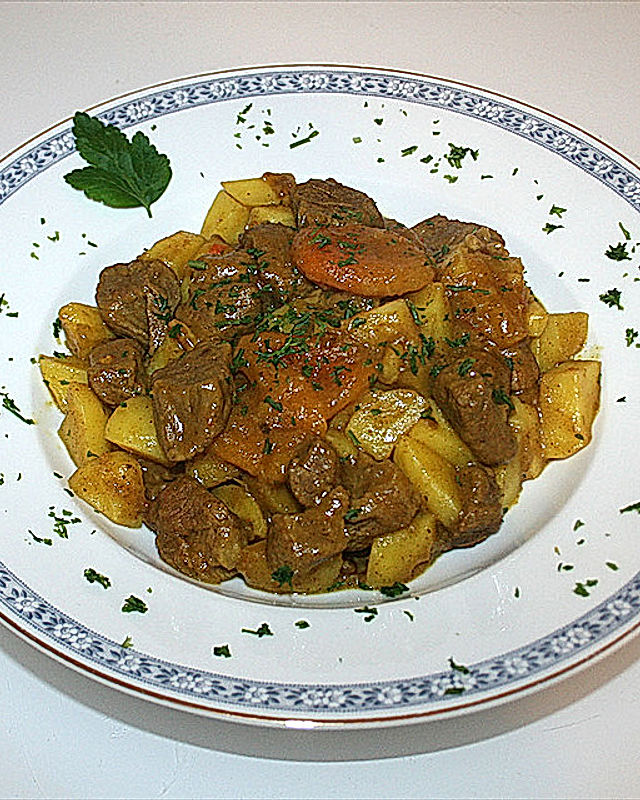 Lamm-Aprikosen-Curry mit Kartoffeln und Pinienkernen