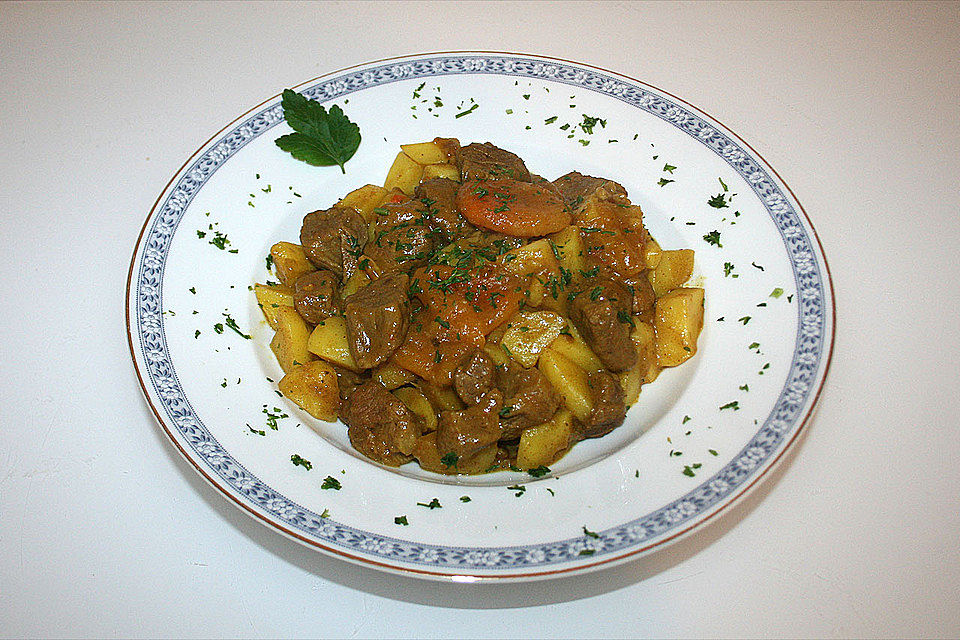 Lamm-Aprikosen-Curry mit Kartoffeln und Pinienkernen