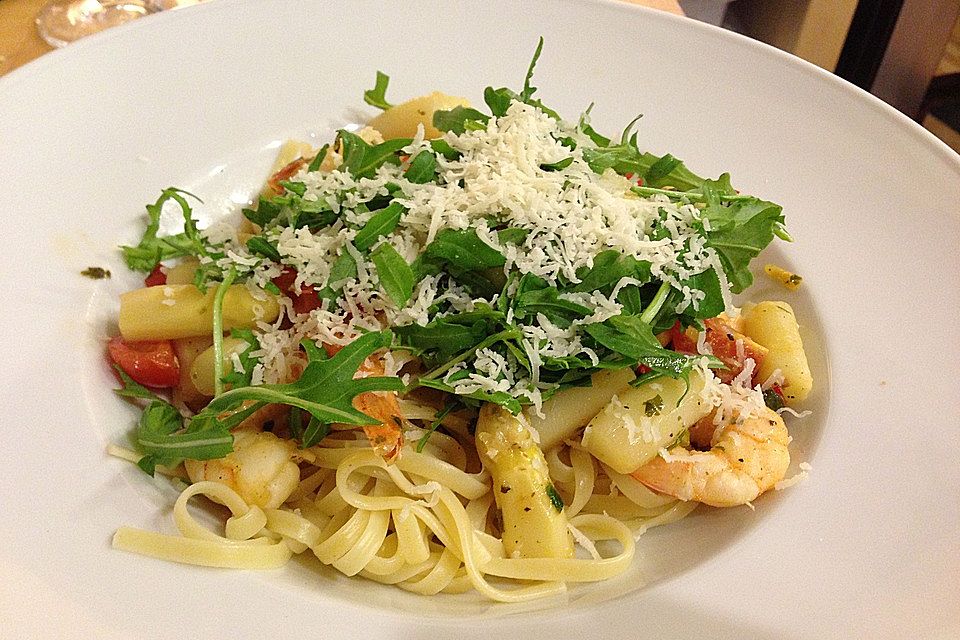 Spargel mit Garnelen auf Tagliatelle