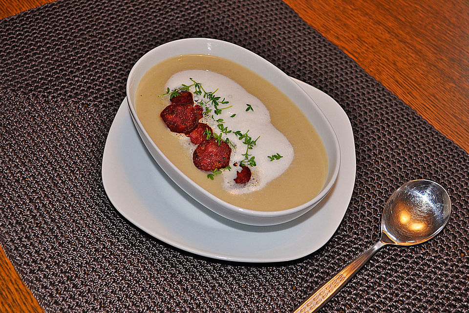 Geschäumte Petersilienwurzelsuppe