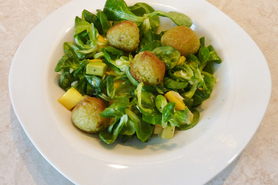 Jankos fruchtiger Feldsalat mit Avocado-Reisbällchen