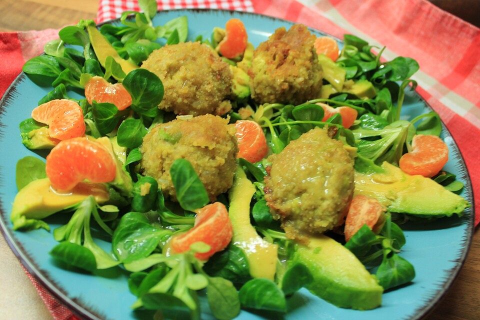 Jankos fruchtiger Feldsalat mit Avocado-Reisbällchen