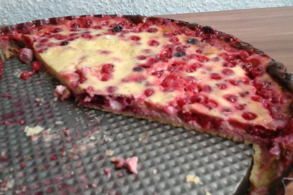 Tarte mit roten und weißen Johannisbeeren