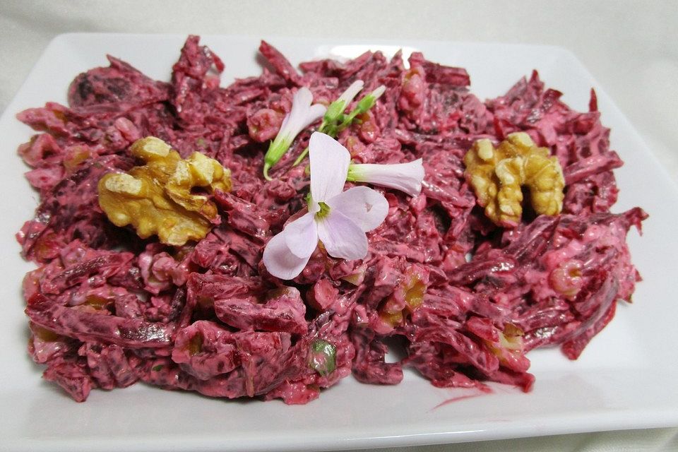 Russischer Rote Bete Salat mit Walnüssen und Knoblauchmayonnaise