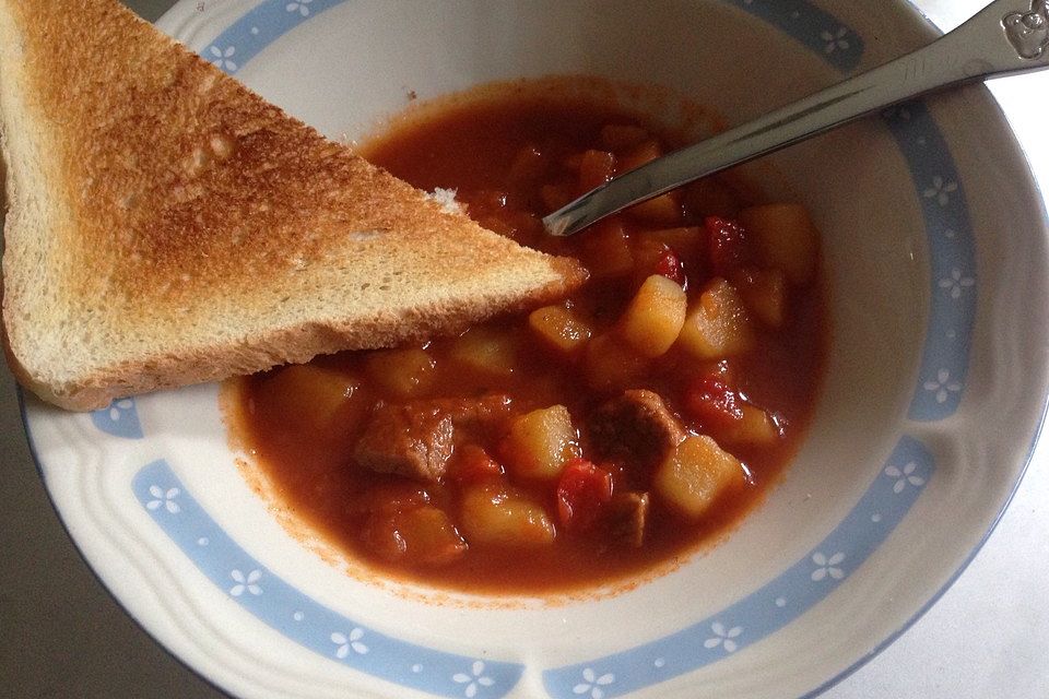 Gulaschsuppe mit Roten Beten