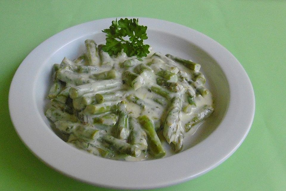 Grüner Spargel mit Zitronen-Kräuter Soße