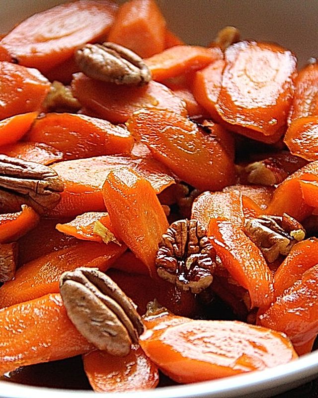Amerikanische glasierte Karotten mit Pekannüssen