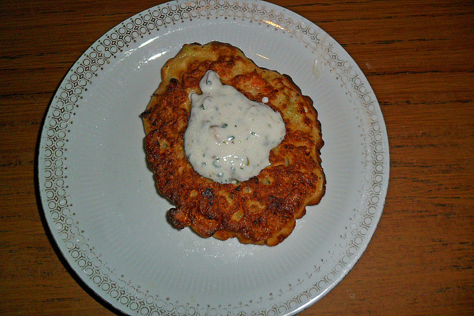 Romanesco-Schafskäse-Pfannkuchen mit Pistazienjoghurt-Dip