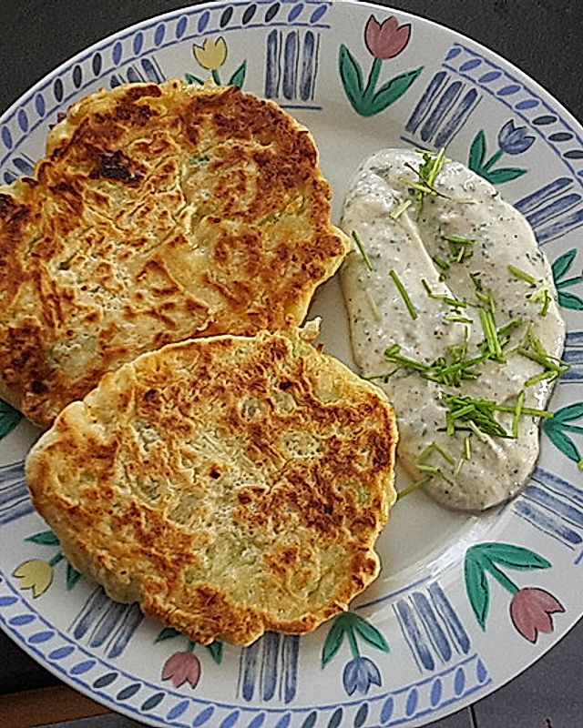 Romanesco-Schafskäse-Pfannkuchen mit Pistazienjoghurt-Dip