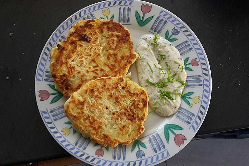 Romanesco-Schafskäse-Pfannkuchen mit Pistazienjoghurt-Dip