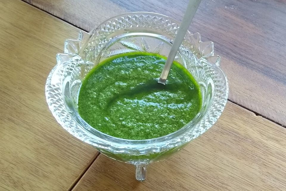 Veganes Basilikum-Pesto