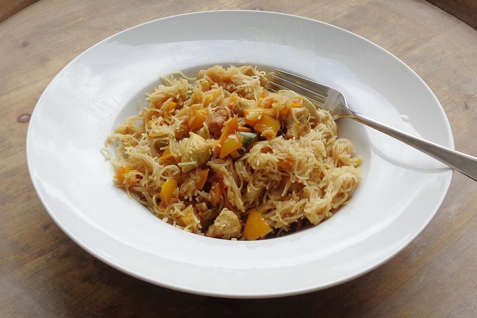 Lauwarmer Glasnudelsalat mit Hühnchen