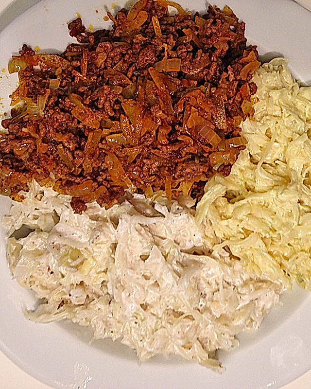 Weißer und gelber Schmand-Sauerkrautsalat