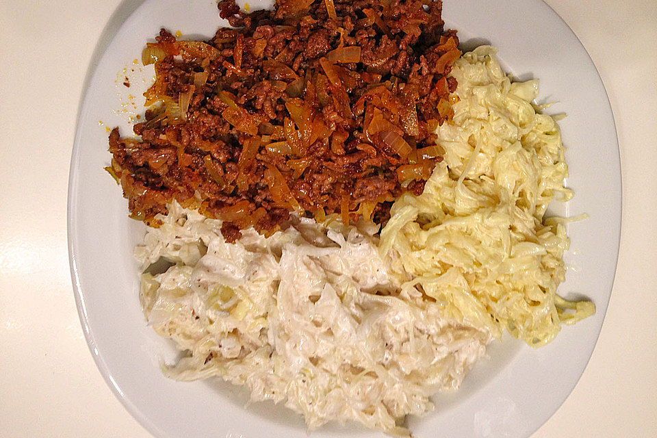 Weißer und gelber Schmand-Sauerkrautsalat