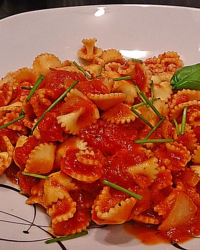 Pikant-süße Spaghetti "Multikulti" mit Ajvar, Tomaten, Peperoncini und Honig