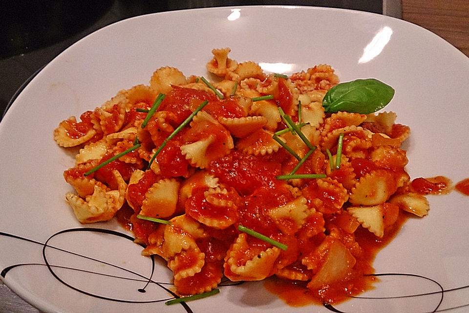 Pikant-süße Spaghetti "Multikulti" mit Ajvar, Tomaten, Peperoncini und Honig