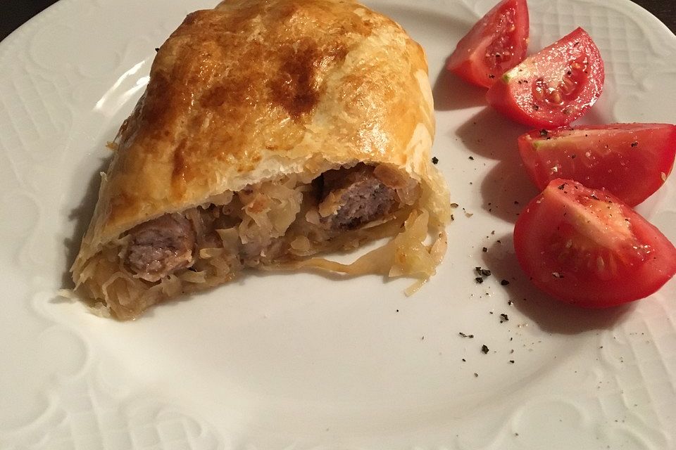 Sauerkrautstrudel gefüllt mit Rostbratwürstchen