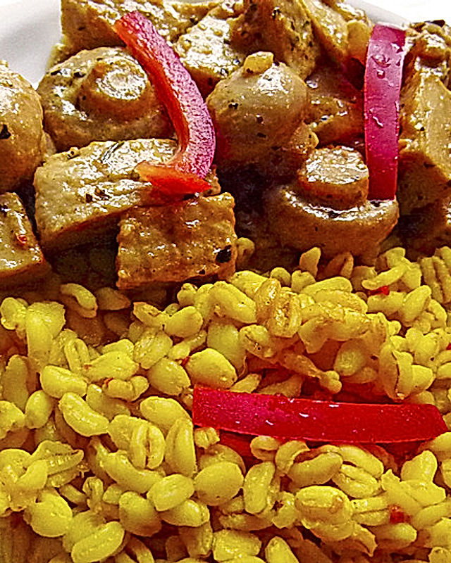 Quorn-Ragout in Riesling-Sahnesauce mit Curry-Weizen