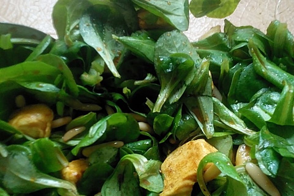 Feldsalat mit Thaicurryhuhn und Pinienkernen