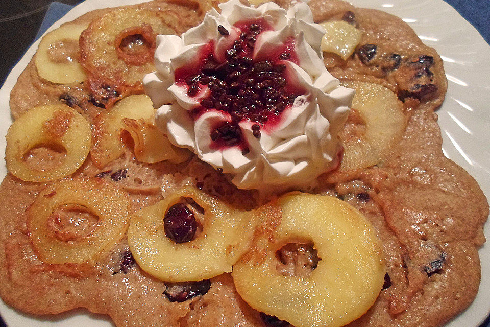 Apfel-Pfannkuchen aus Vollkornmehl, Mineralwasser und Cranberries mit Amarena-Eis