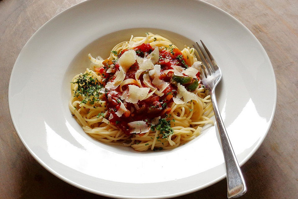 Spaghetti mit Paprika-Tomaten-Soße