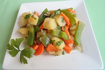 Bunter vegetarischer Kartoffelsalat