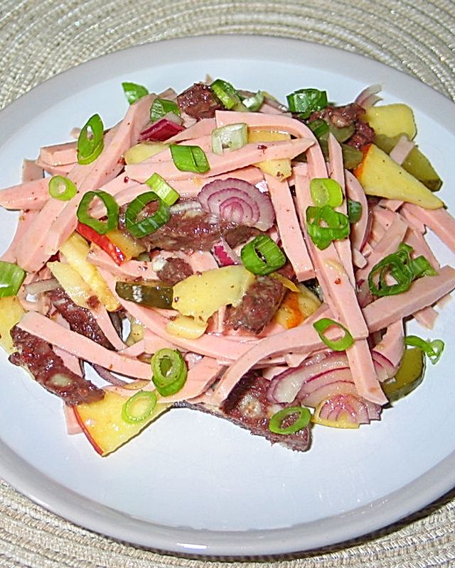 Schwäbischer Wurstsalat mit Gurken und Äpfeln