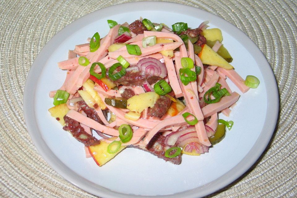 Schwäbischer Wurstsalat mit Gurken und Äpfeln